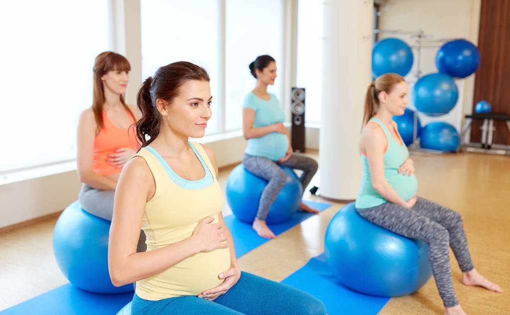 raskaana olevat naiset istuu liikunta pallot kuntosalilla
 - Valokuva, kuva