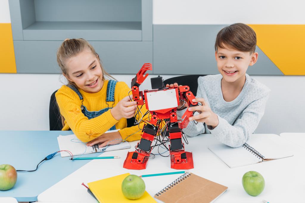 щасливі однокласників, представляючи робот під час стовбурових робототехніки урок  - Фото, зображення
