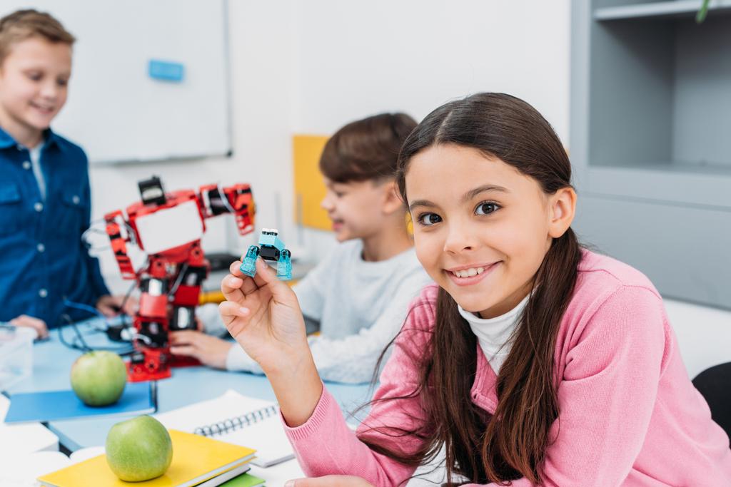 kind toont robot detail op stam robotica les - Foto, afbeelding