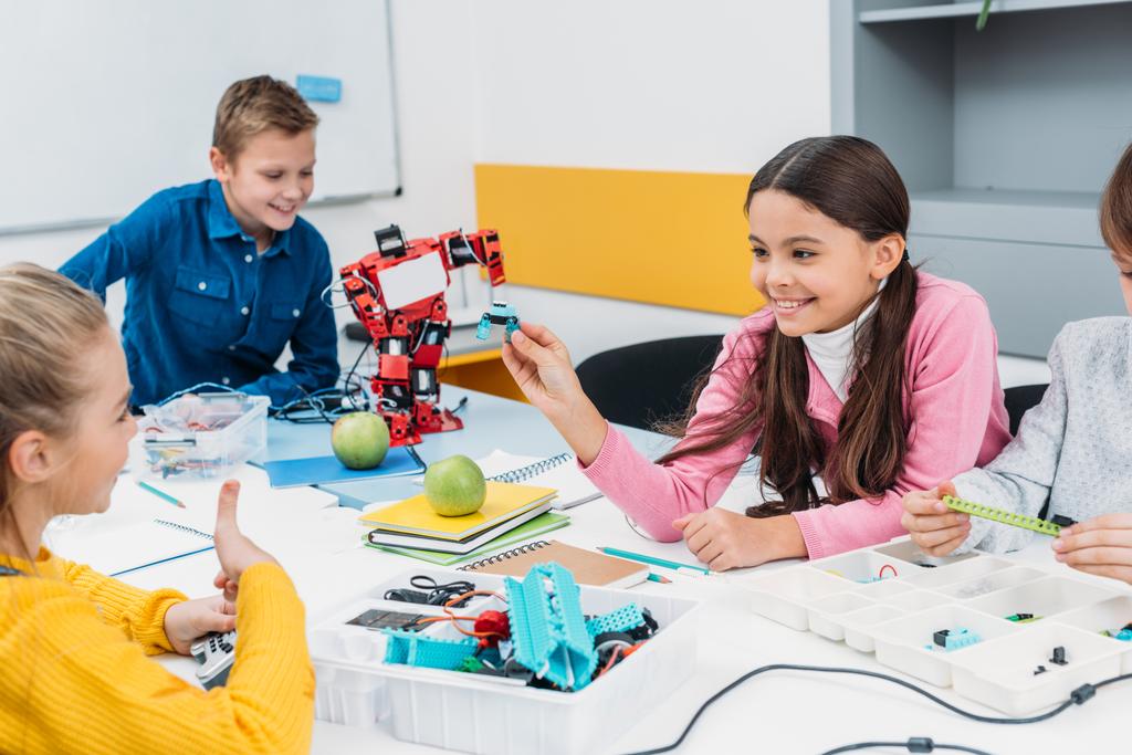 щасливі працює в стовбурових робототехніки урок робот школярів - Фото, зображення