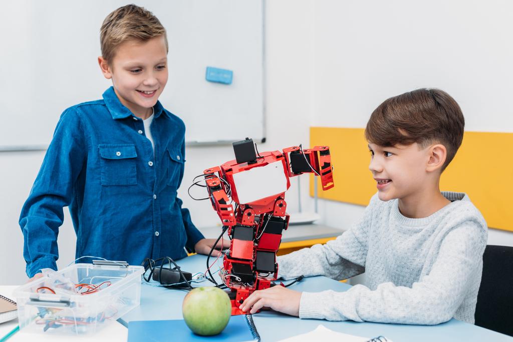 школярів працює в стовбурових робототехніки урок робот - Фото, зображення