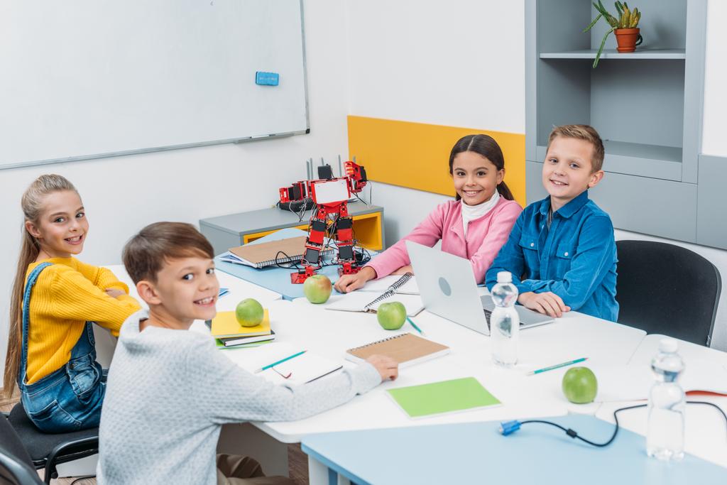 радостные дети, смотрящие в камеру на уроке робототехники STEM
 - Фото, изображение