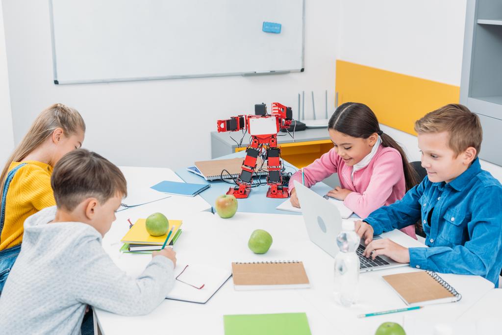 crianças atentas que trabalham na lição de robótica STEM
 - Foto, Imagem
