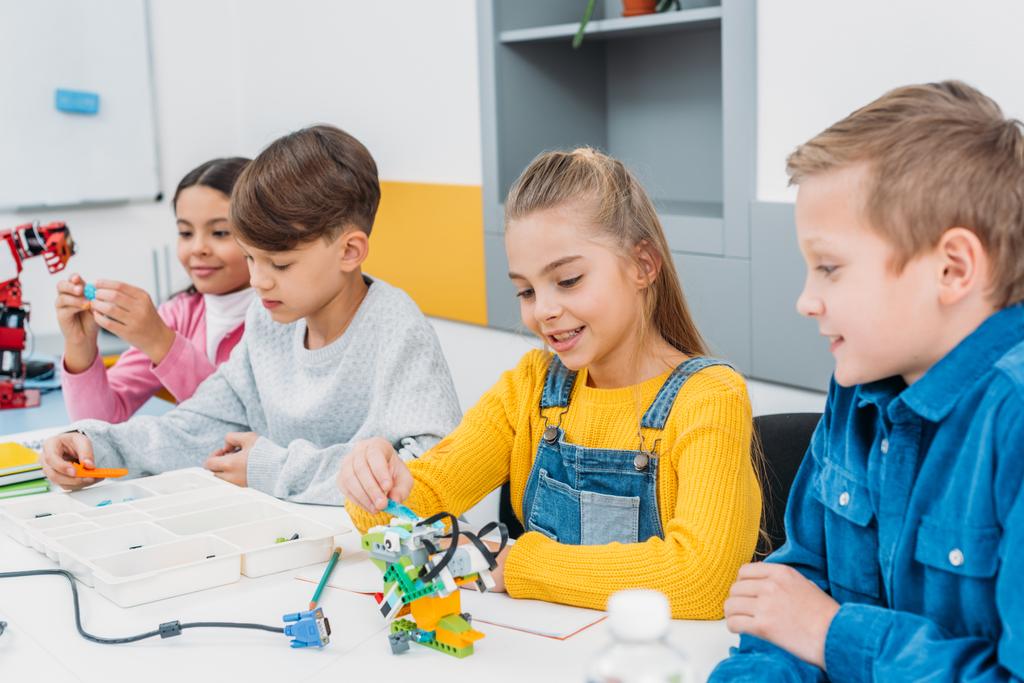 dzieci w wieku szkolnym Dokonywanie elektrycznym robota przy biurku w klasie edukacji macierzystych - Zdjęcie, obraz