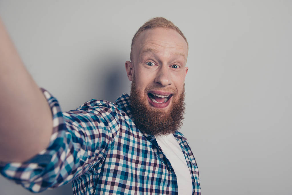 attraktive gutaussehende Mann fotografieren auf Mobiltelefon Stand isoliert auf - Foto, Bild
