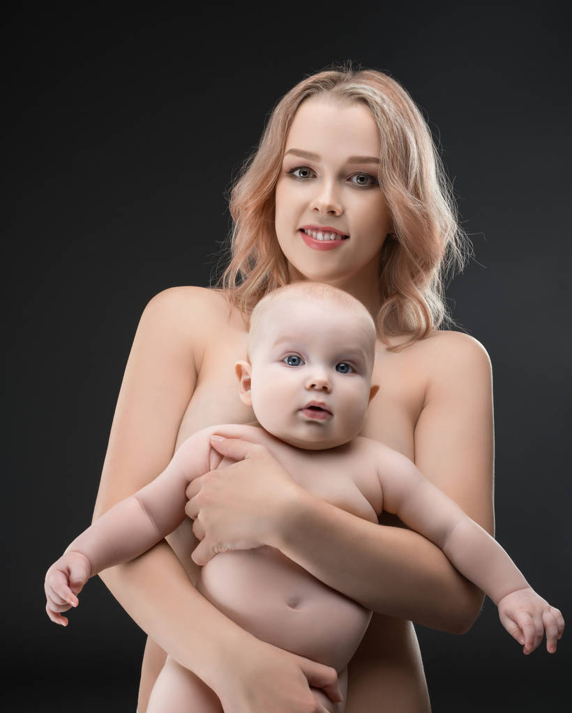 Bonita madre en topless sosteniendo su retrato de bebé
 - Foto, Imagen