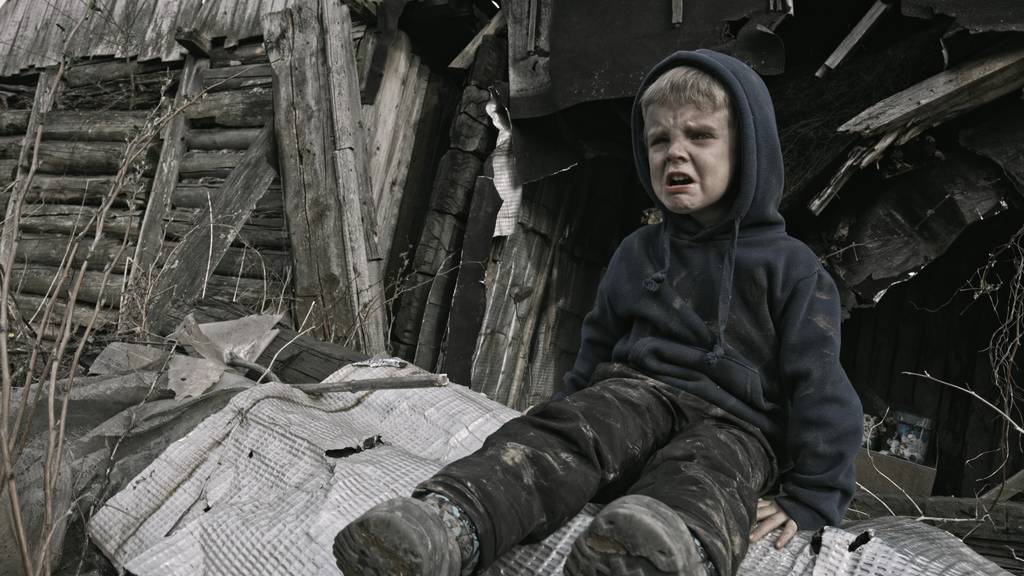 Little orphan bezdomnych płacz przy opuszczony budynek  - Zdjęcie, obraz