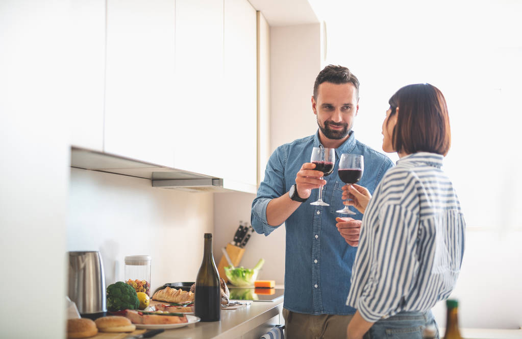 Krásný pár, kteří požívají alkohol pije v kuchyni - Fotografie, Obrázek