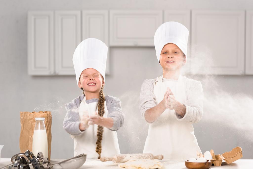 having oyunculuk ile un mutfağında chef şapka küçük mutlu çocuk  - Fotoğraf, Görsel