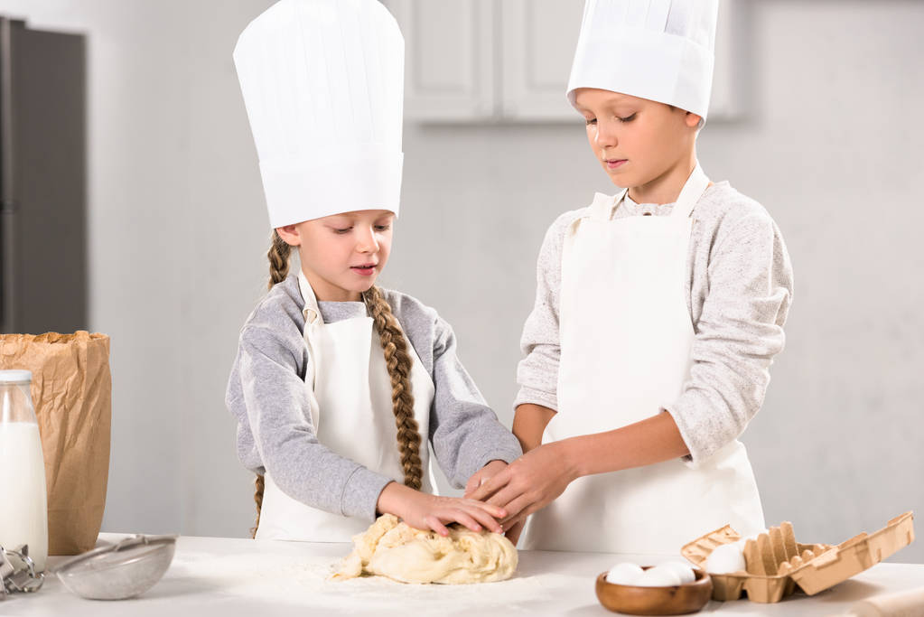 вибірковий фокус брата і сестри готує тісто для печива за столом на кухні
 - Фото, зображення