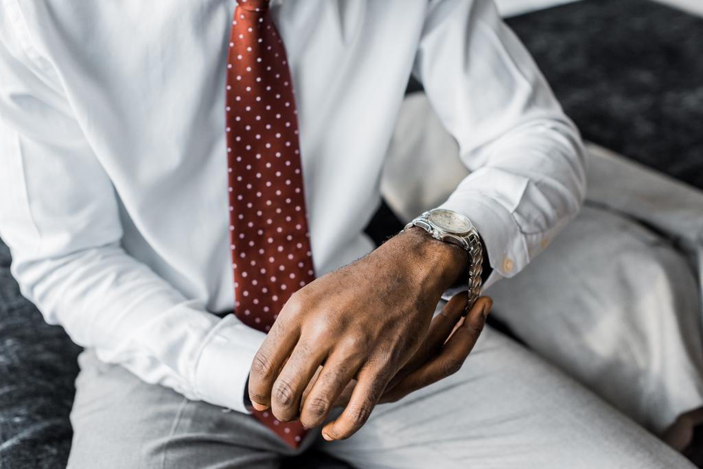 обрезанный вид элегантного бизнесмена в формальной одежде, носящего наручные часы
   - Фото, изображение