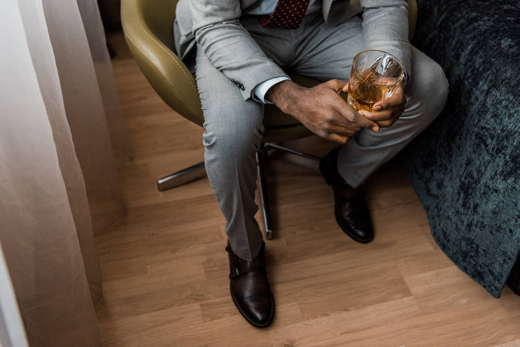 weergave van Afro-Amerikaanse man met glas whiskey bijgesneden - Foto, afbeelding