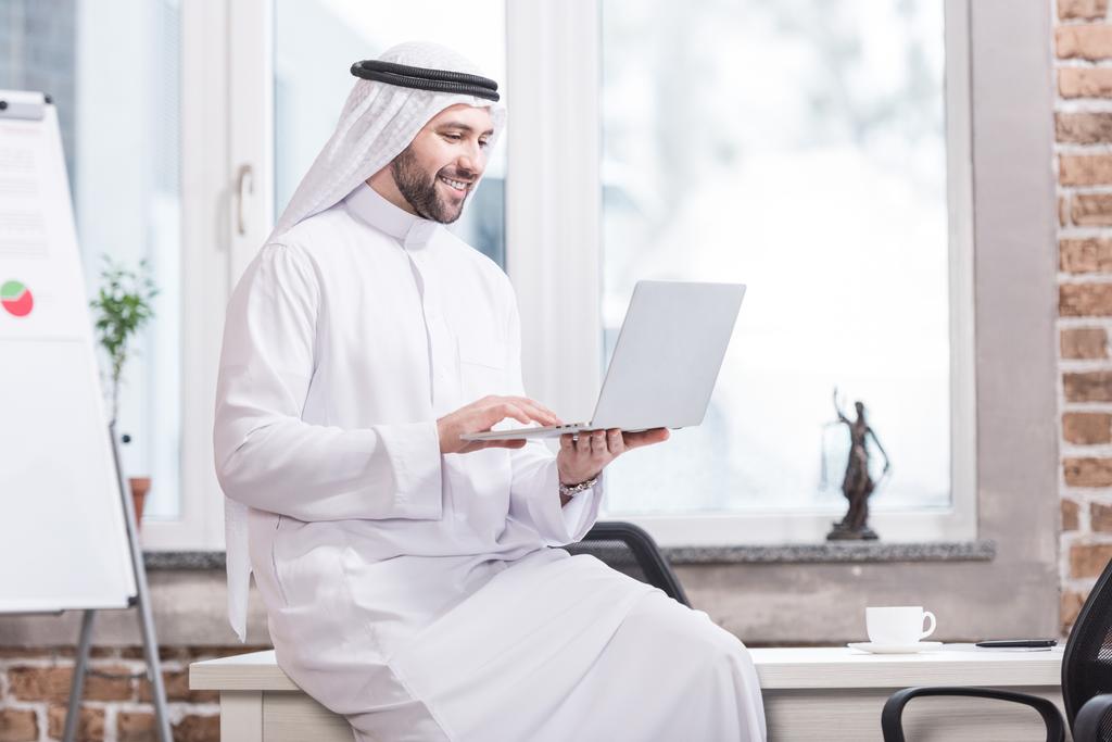 Arabian biznesmena pisania na laptopa w nowoczesnym biurze  - Zdjęcie, obraz