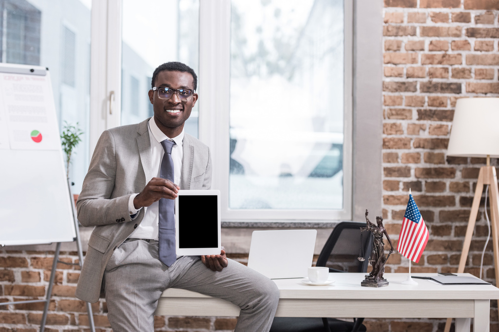 Americký podnikatel zobrazeno digitální tablet s prázdnou obrazovkou - Fotografie, Obrázek