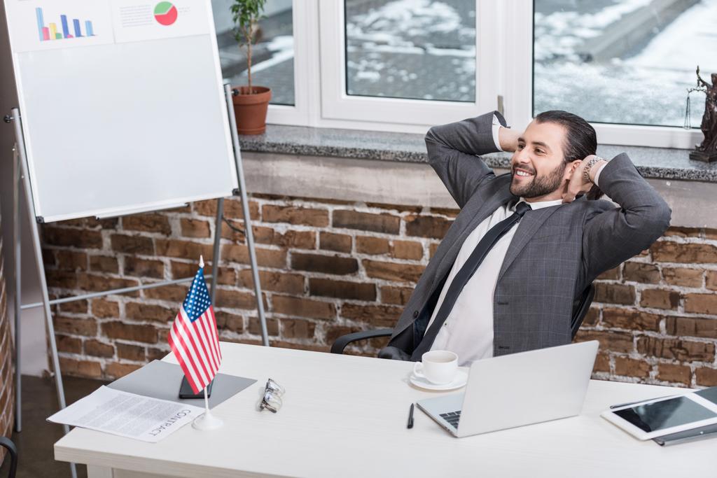 sikeres üzletember, a kezét a feje ül modern irodában - Fotó, kép