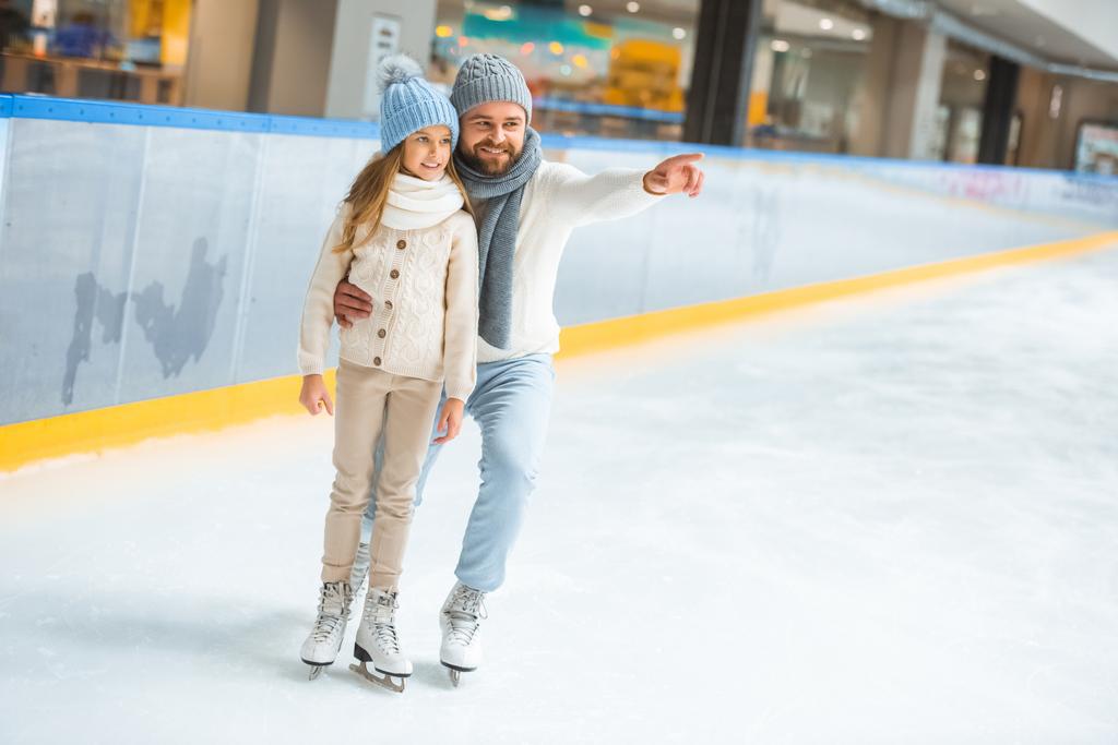 щаслива маленька дочка і батько на ковзанах
 - Фото, зображення
