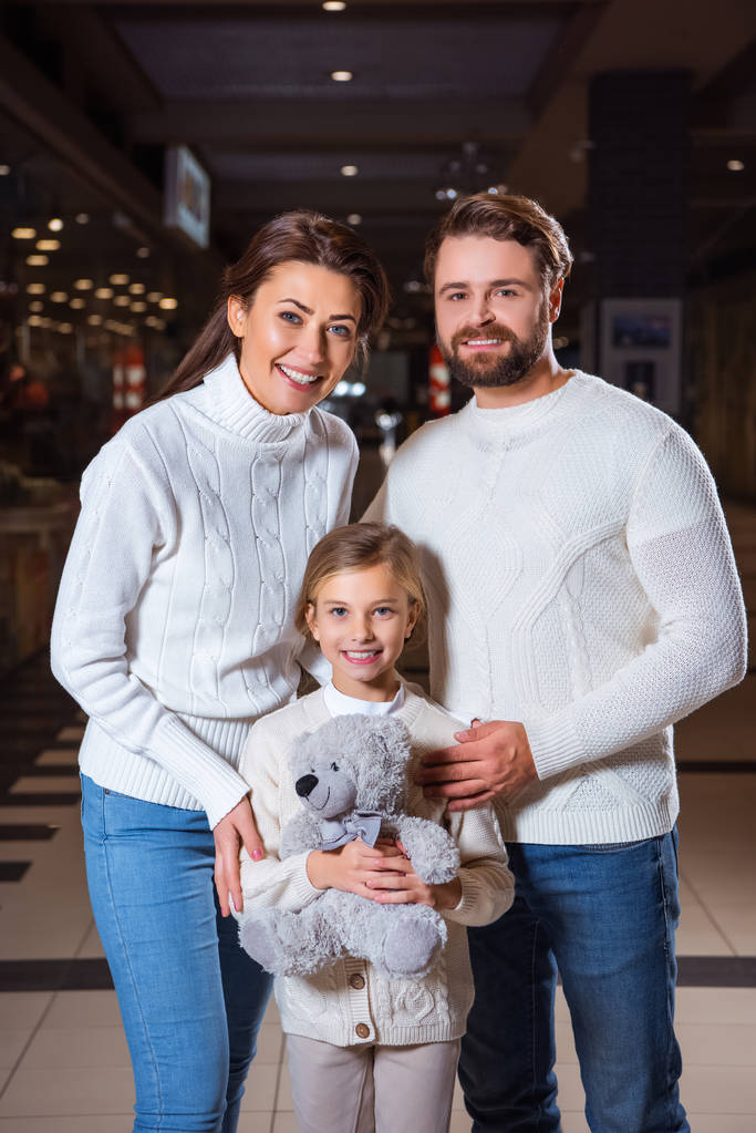 portrét rádi, rodiče a dcera s plyšovým medvědem při pohledu na fotoaparát - Fotografie, Obrázek
