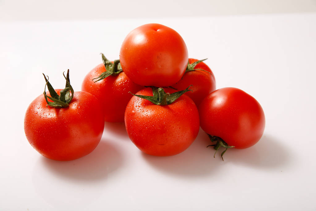 Warzywa, pomidory świeże na stole. - Zdjęcie, obraz