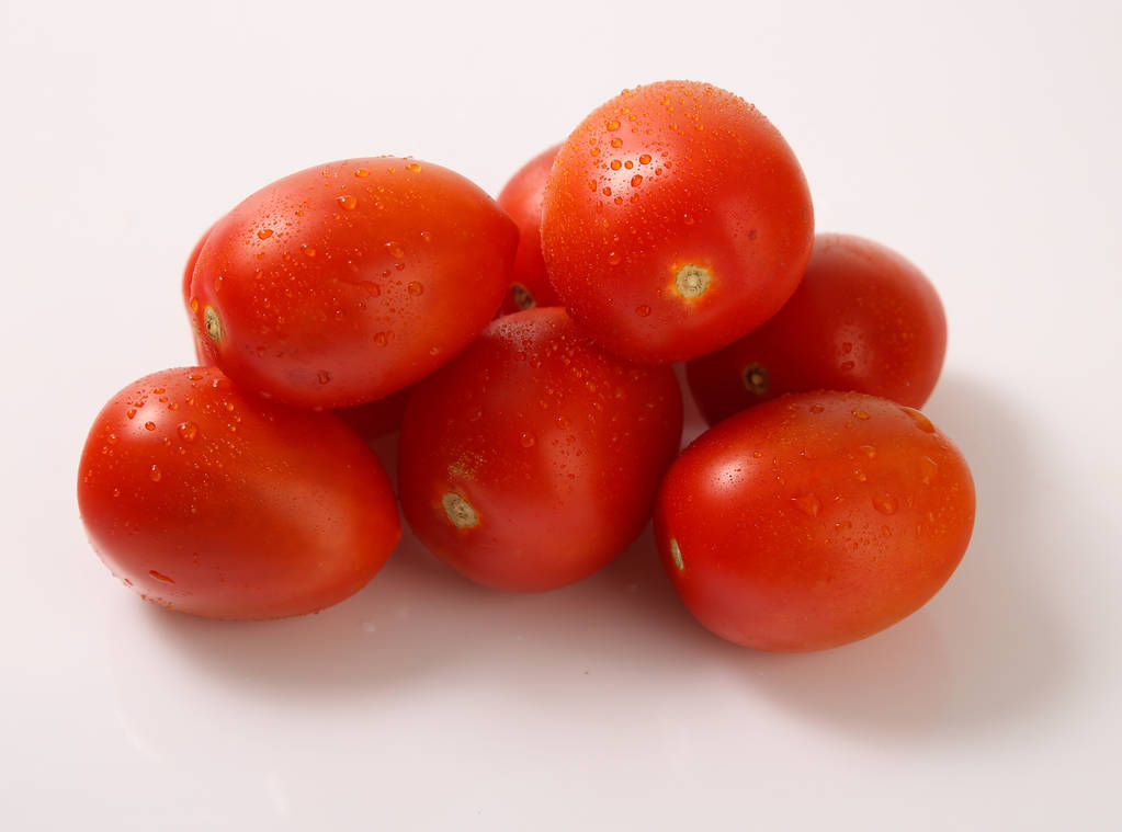 Légumes, tomates fraîches sur la table
. - Photo, image