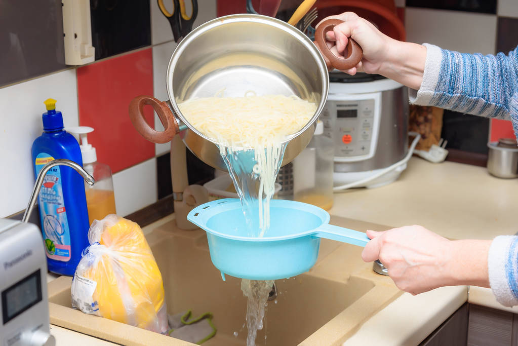 Família em foco: retrato de uma mulher na cozinha preparando comida em casa com as mãos. Ela está na frente da câmera em várias poses
. - Foto, Imagem