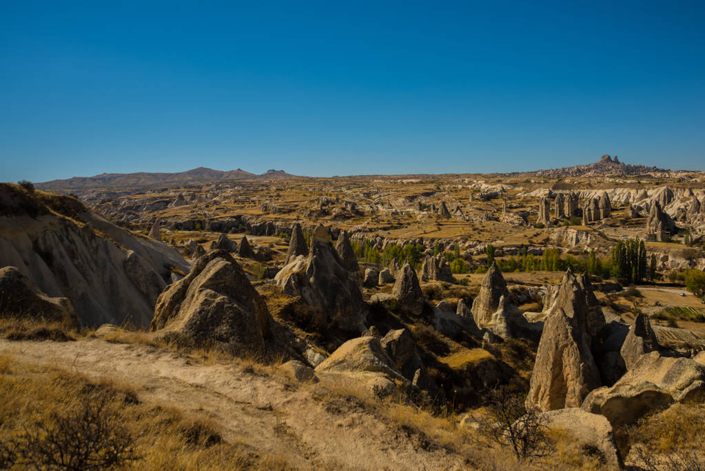 Cappadocia, Turchia: Bellissimo paesaggio sul panorama di montagne e rocce. La fortezza di Uchisar all'orizzonte. Love Valley, Gorkundere
. - Foto, immagini