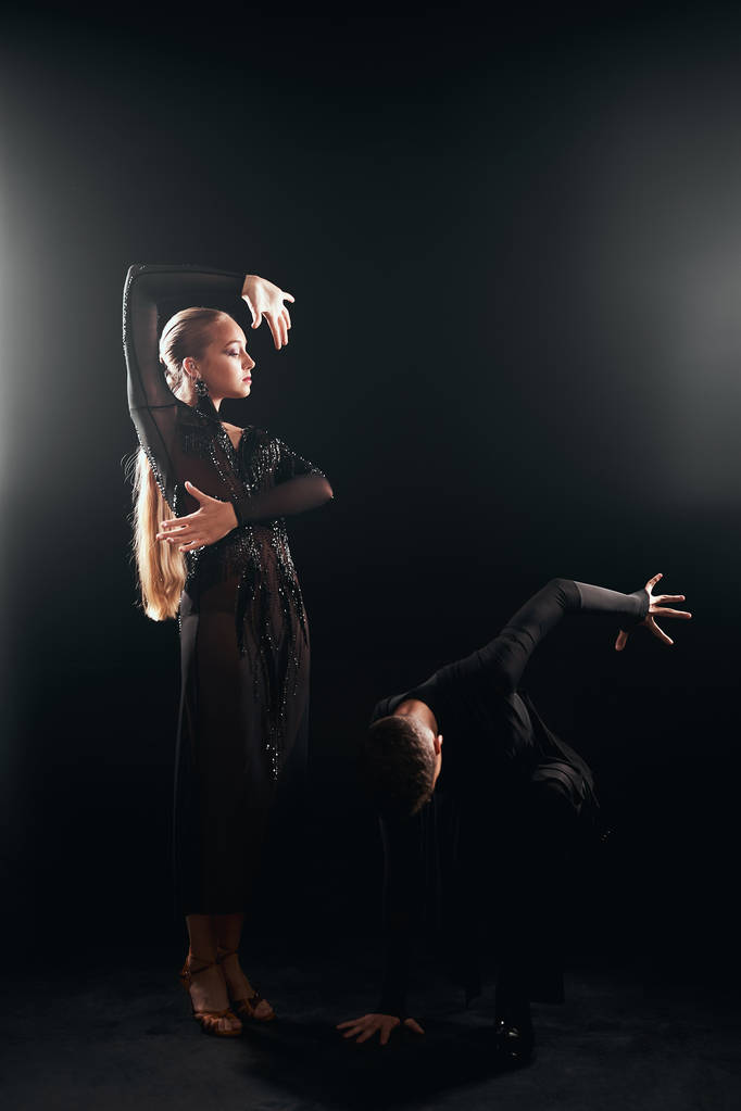 Beleza, moda. Dançando sobre fundo preto, belo casal de bailarinos de balé
 - Foto, Imagem