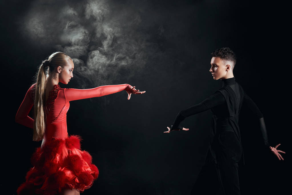 Schönheit, Mode. Tanz vor schwarzem Hintergrund, schönes Paar Balletttänzerinnen - Foto, Bild
