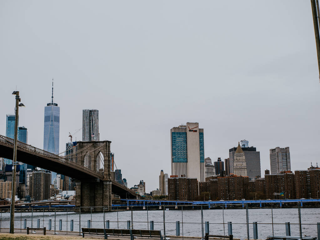 Brooklyn Bridge New Yorkissa aamunkoitteessa
. - Valokuva, kuva