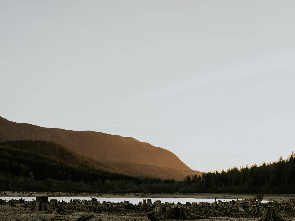 Vista panorâmica de montanhas e pequeno lago
 - Foto, Imagem