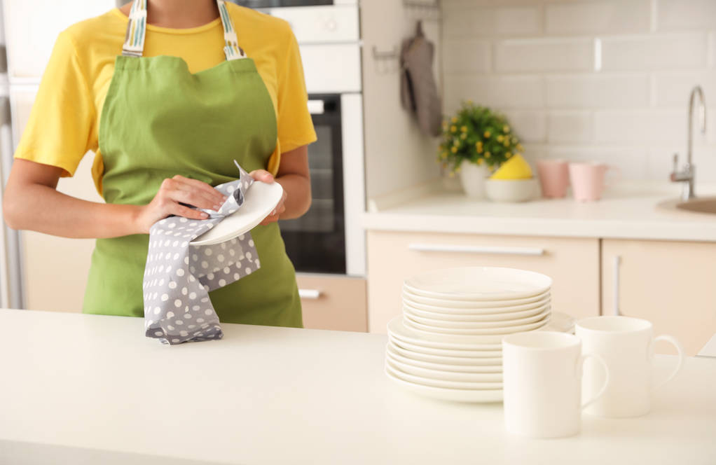 Giovane donna pulire piatto pulito in cucina. Lavaggio stoviglie
 - Foto, immagini