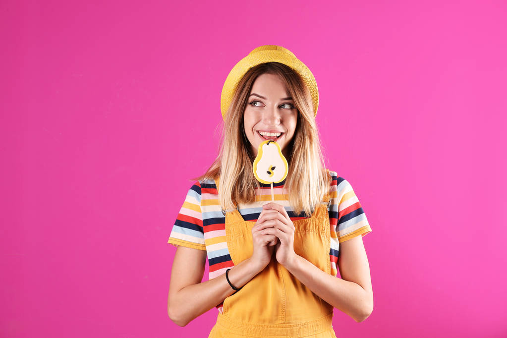 Νεαρή όμορφη γυναίκα με καραμέλα σε πολύχρωμο φόντο - Φωτογραφία, εικόνα