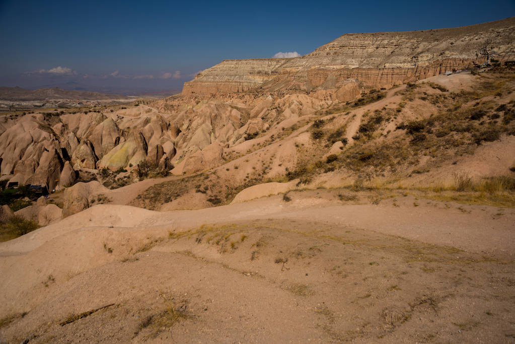Uitzicht op de enorme witte berg. Roze valley, Gulludere. Rode vallei, Kizilcukur. Nevsehir provincie in Cappadocië, Anatolië. Reizen naar Turkije - observatie dek op de Aktepe heuvel en vallei - Foto, afbeelding