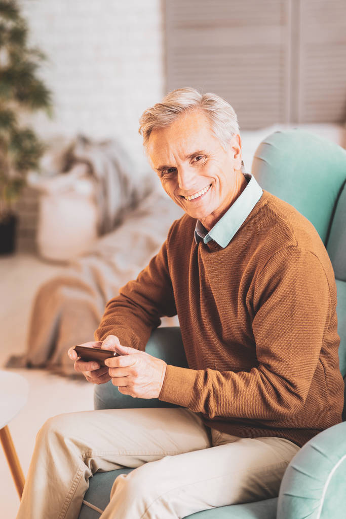 Hombre de edad avanzada utilizando tecnologías modernas
 - Foto, Imagen