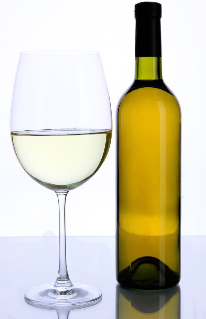 sklenice na bílé víno a láhev vína izolovaných na bílém - Fotografie, Obrázek
