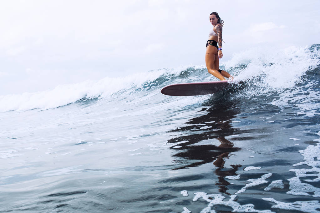belle fille surfeuse chevauchant sur une planche dans l'océan sur l'île de Bali
 - Photo, image