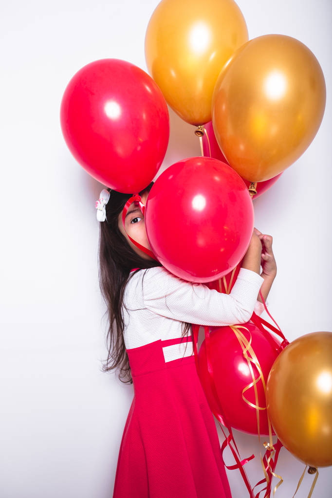 Bebek kız tutarak onun Doğum günü kutlama balonları - Fotoğraf, Görsel