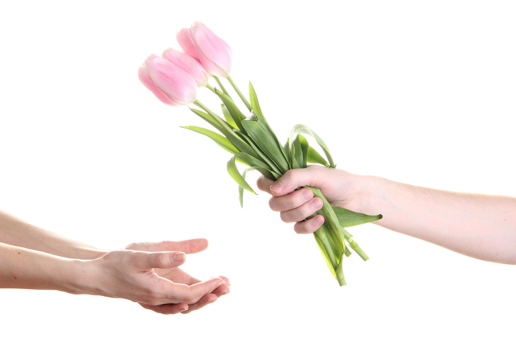 Mans mano dando mano donna un mazzo di fiori con tulipani, isolato su bianco
 - Foto, immagini