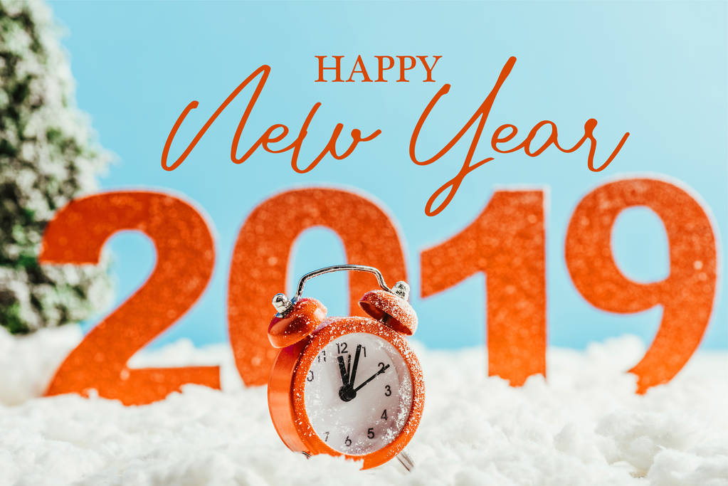 nagy piros 2019 számok vintage ébresztőóra állt a hó kék háttér a "happy new year" felirat - Fotó, kép