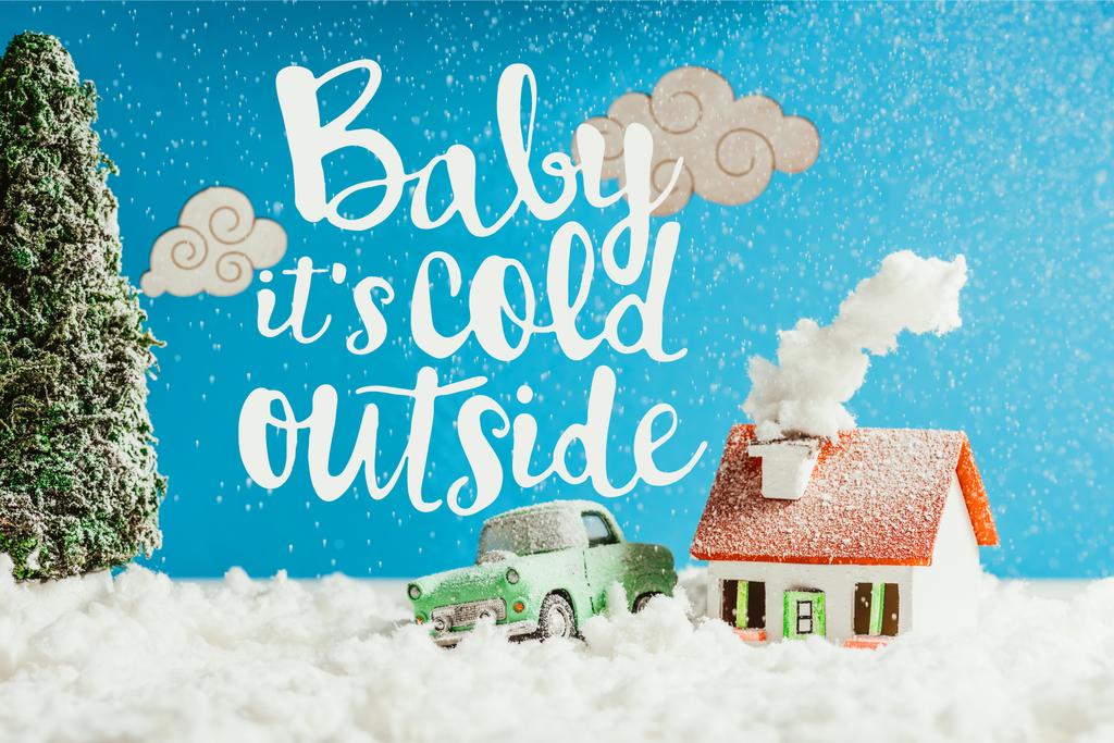 γκρο πλαν shot παιχνίδι αυτοκίνητο και σπίτι που καλύπτονται με χιόνι, Χριστουγεννιάτικο έννοια με «μωρό είναι κρύο έξω» έμπνευση - Φωτογραφία, εικόνα