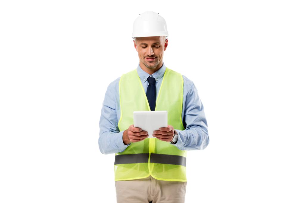інженер в шоломі посміхається і використовує цифровий планшет ізольовано на білому
 - Фото, зображення
