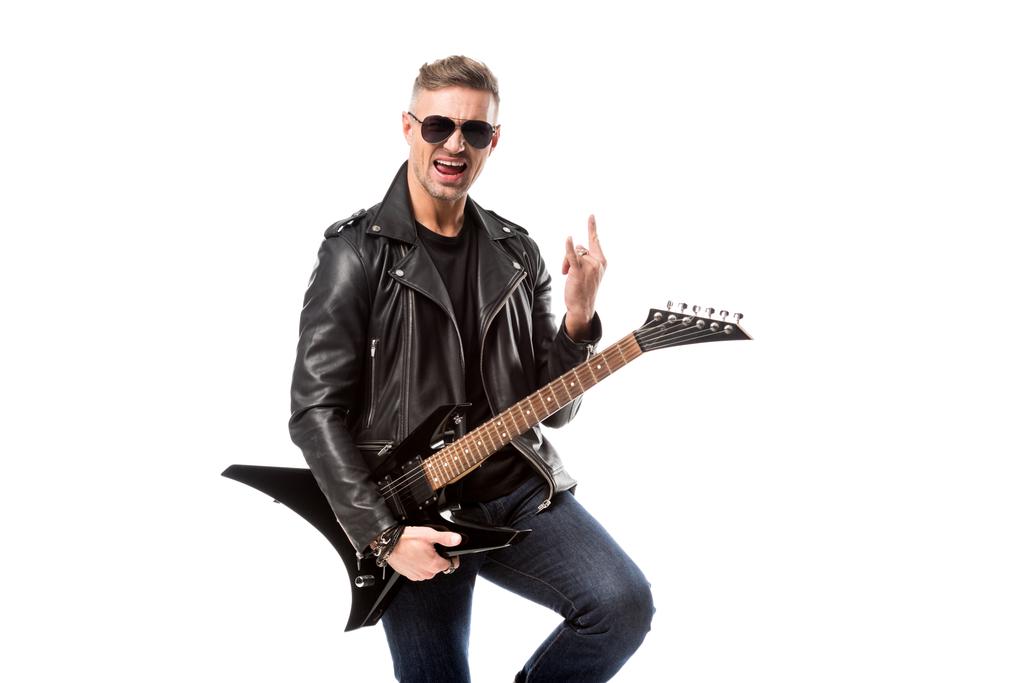 hombre adulto excitado en chaqueta de cuero sosteniendo la guitarra eléctrica y mostrando el cartel de rock aislado en blanco
 - Foto, imagen