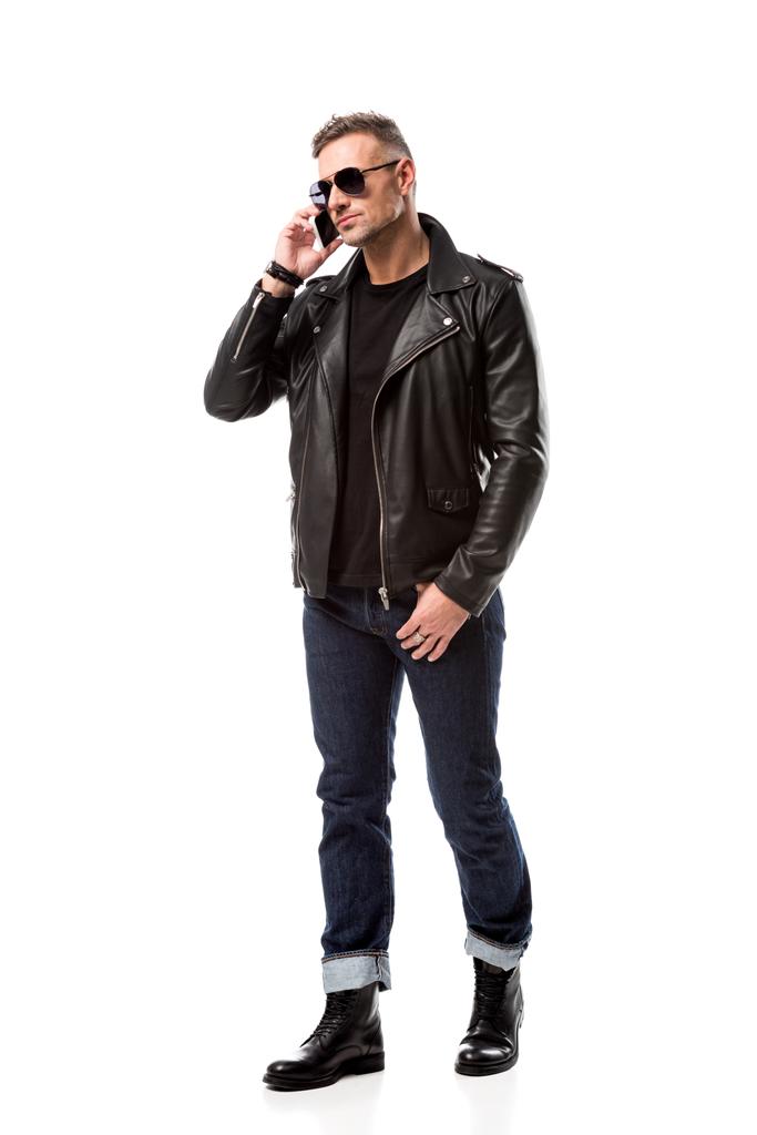 hombre guapo serio en gafas de sol hablando en el teléfono inteligente aislado en blanco
 - Foto, imagen