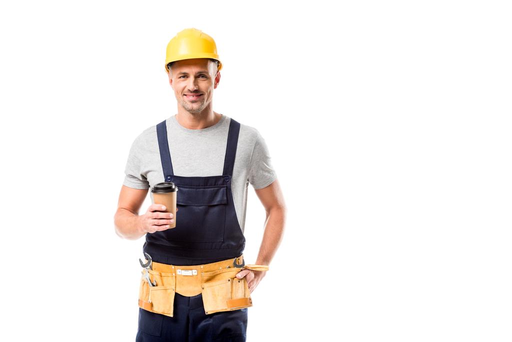 sorridente operaio edile in casco bere caffè per andare isolato su bianco
 - Foto, immagini