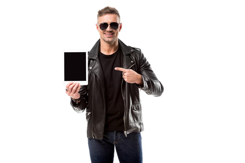 白で隔離空白の画面とデジタル タブレットで指で指している革のジャケットで笑みを浮かべて男 - 写真・画像