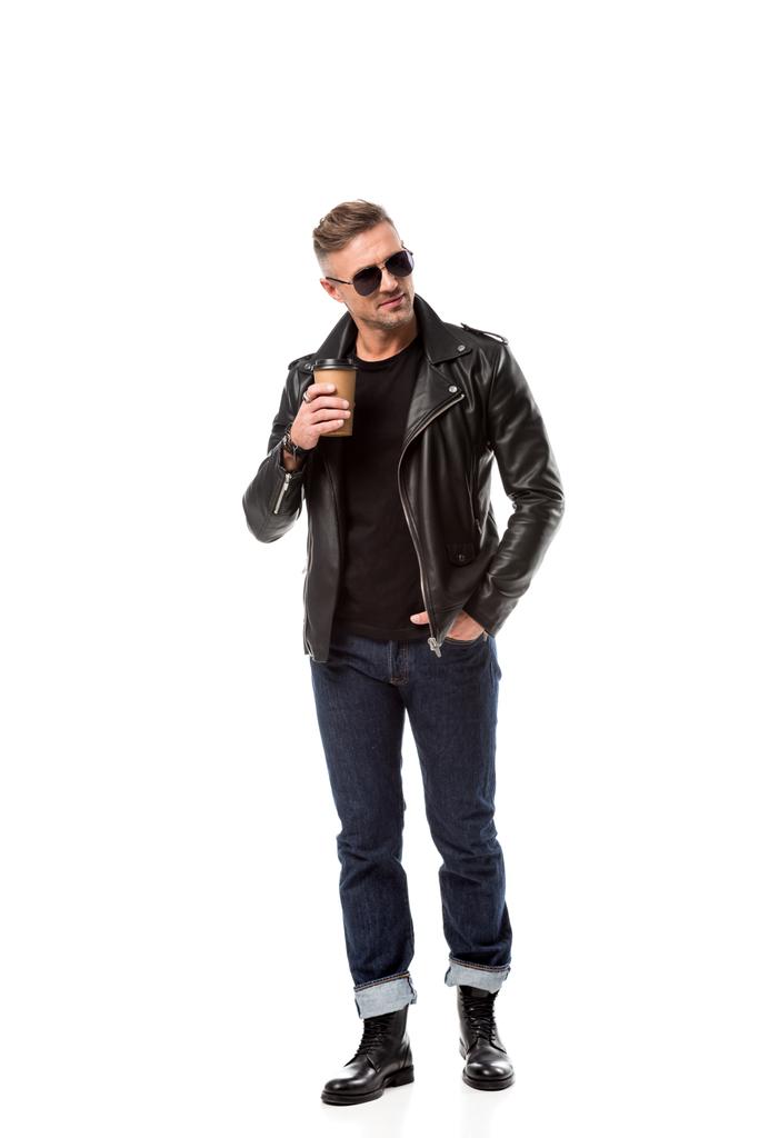 homem adulto elegante em jaqueta de couro com mão no bolso beber café para ir isolado no branco
 - Foto, Imagem