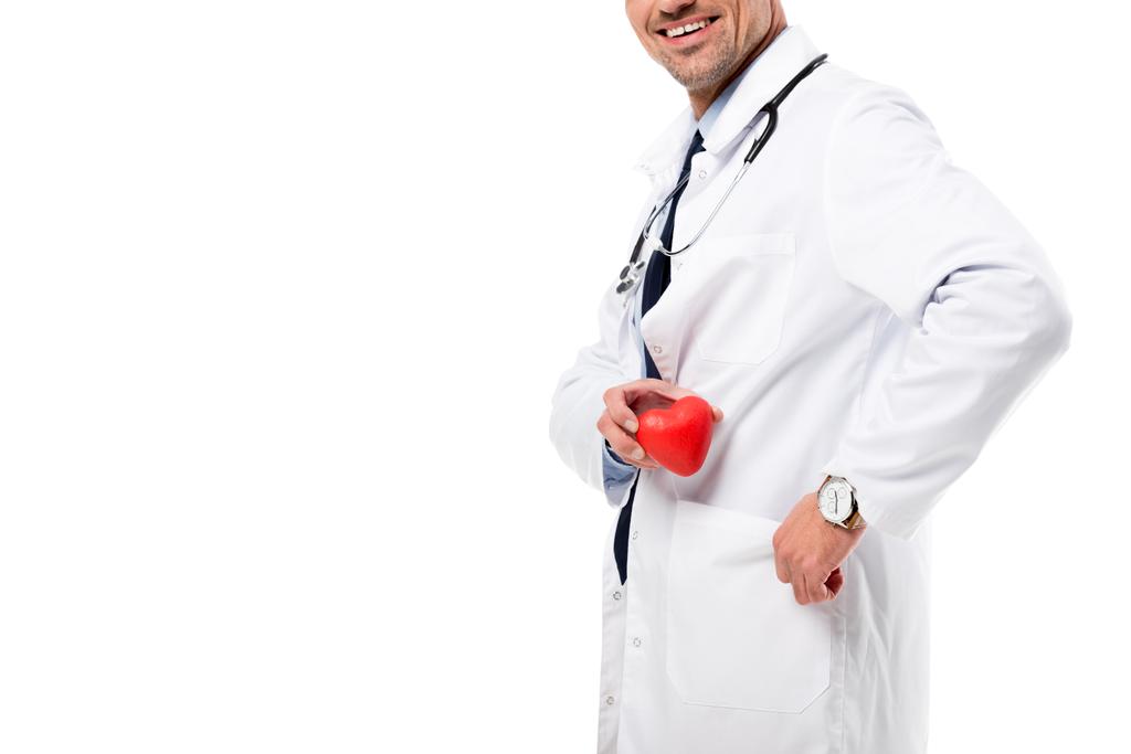 rajattu näkymä hymyilevä lääkäri valkoisessa takissa stetoskooppi tilalla sydänmalli kädessä eristetty valkoinen, sydän terveydenhuollon käsite
 - Valokuva, kuva