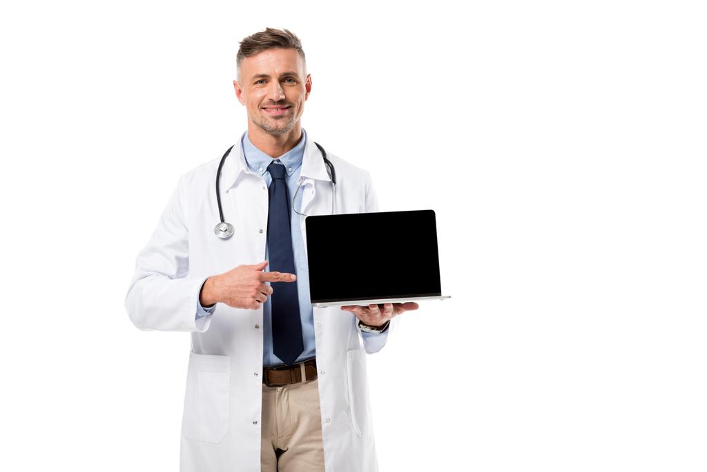 bel medico che punta al computer portatile con schermo bianco isolato su bianco
 - Foto, immagini