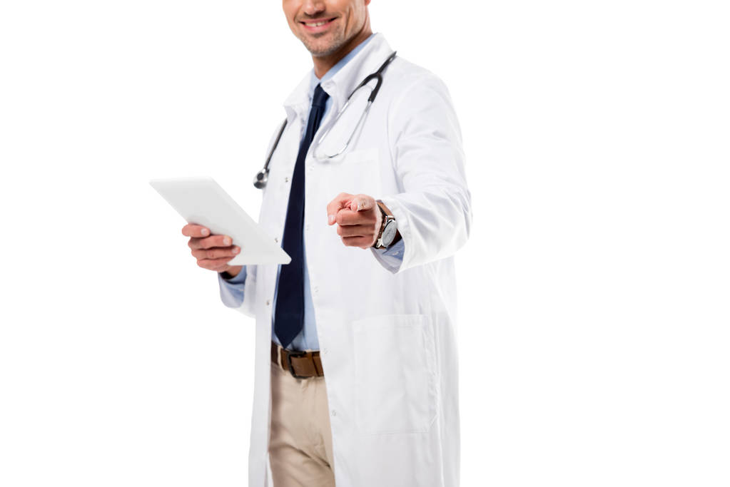 lekarz trzymając tablet cyfrowy i wskazując na aparat z palcem na białym tle - Zdjęcie, obraz