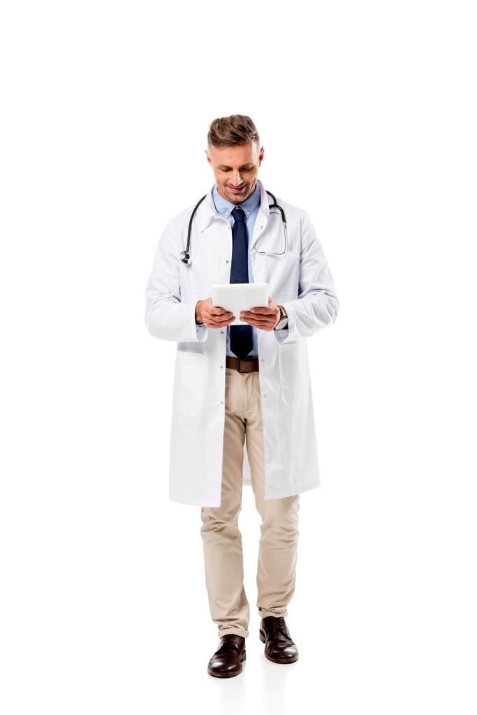 médico sonriente usando tableta digital aislada en blanco
 - Foto, Imagen