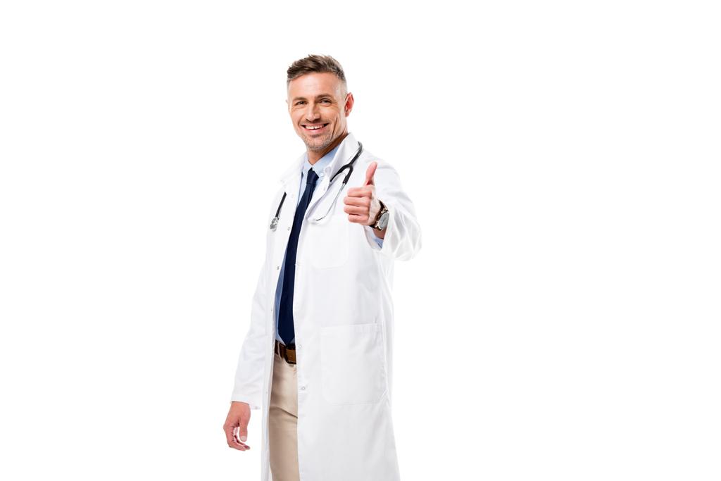 Доктор смотрит в камеру и делает большой палец вверх знак изолирован на белом
  - Фото, изображение